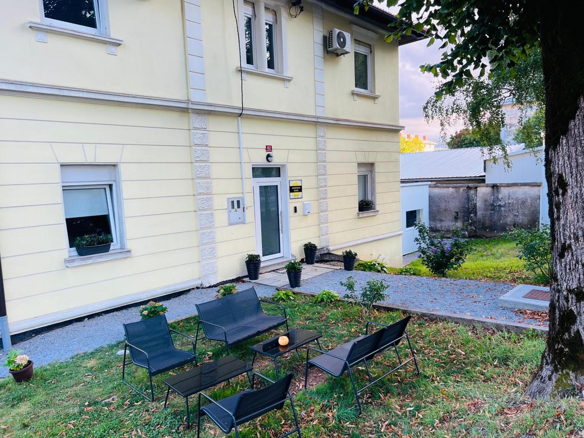 Lemonwood House Hotel Постойна Екстериор снимка