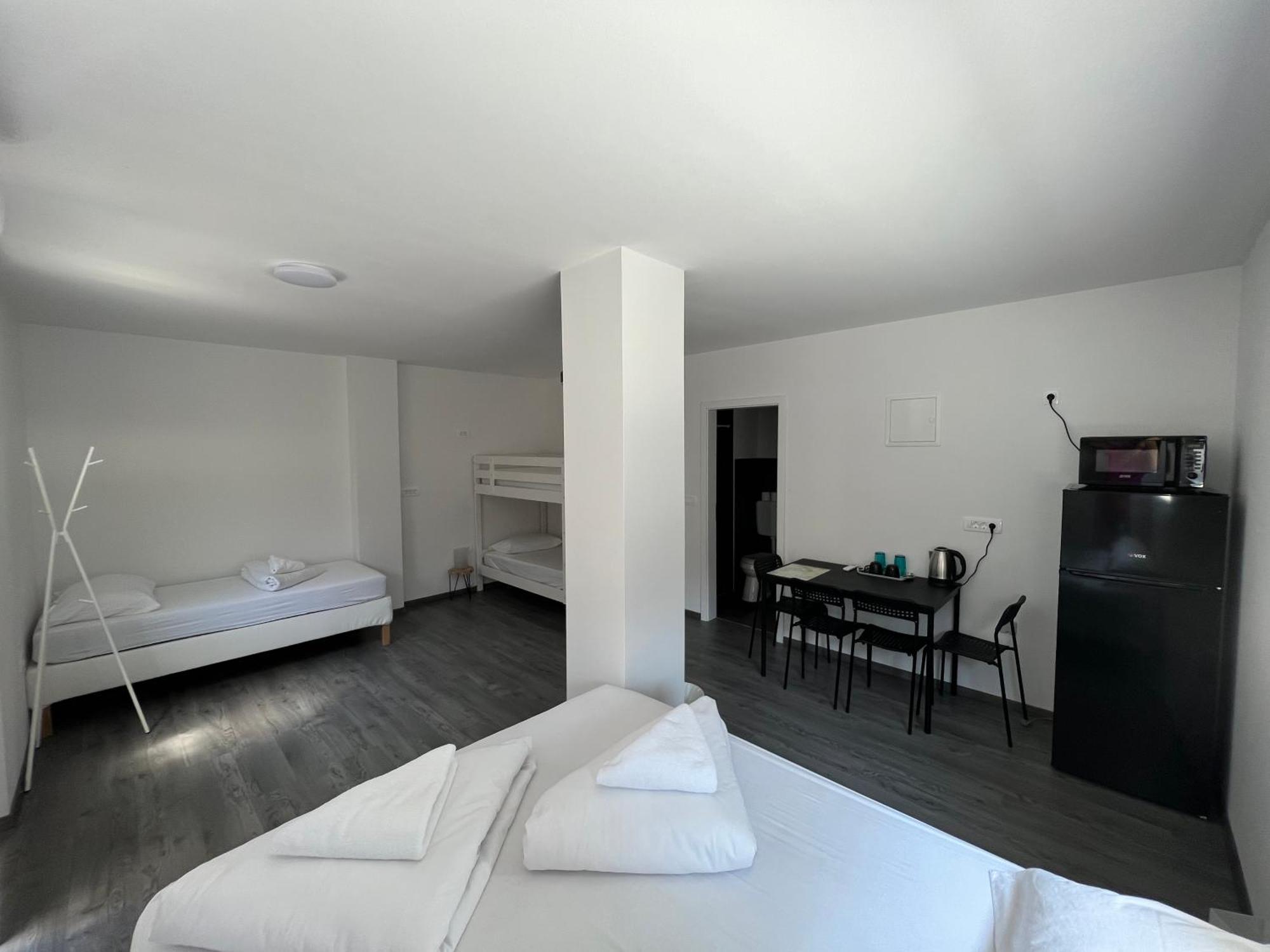 Lemonwood House Hotel Постойна Екстериор снимка